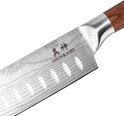 Détail d'un couteau de cuisine japonais Damas avec cavités et manche en bois.