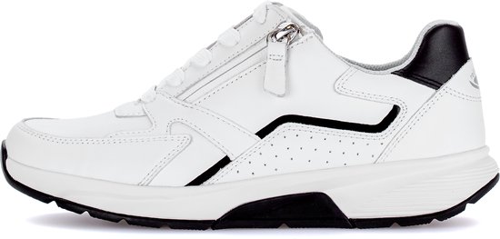 Witte leren sneaker met rits, zwarte accenten en opengewerkte zijkanten.
