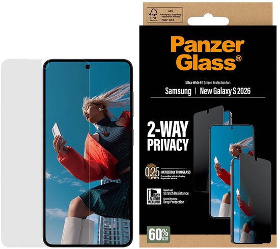 Verpakking van PanzerGlass Ultra-Wide Fit privacy screenprotector voor Samsung Galaxy S26. De telefoon toont een vrouw met oranje jas en witte laarzen.