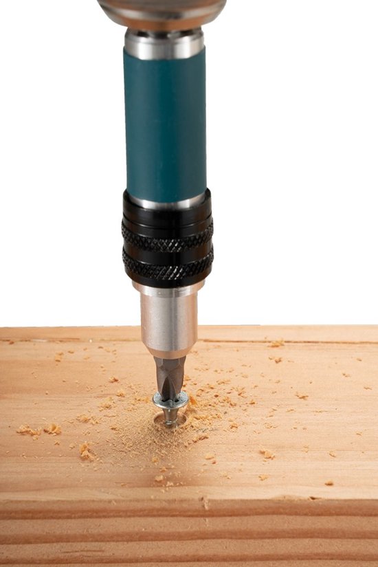 Makita schroefbit met schroef in houten plank.