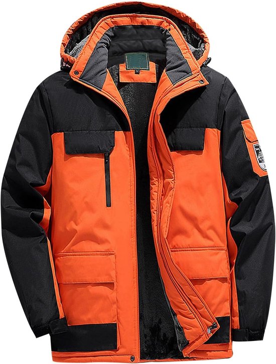 Heren winterjas met oranje en zwarte vlakken, capuchon en vier voorzakken.