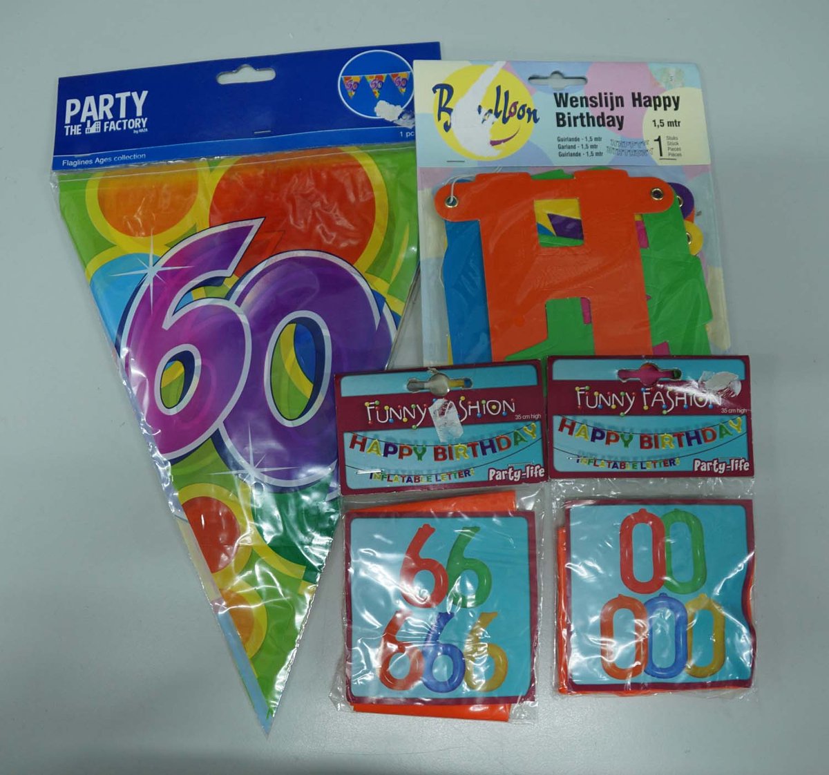 Verjaardag versierpakket 60 jaar met oranje cijfer - slinger 60 - opblaasletter oranje 60 - slinger Happy Brithday - slingers voor 60 jarige leeftijd - versiering voor 60 jarige bestaan - feest versiering voor 60 jarig verjaardag - versiering 60 jaar