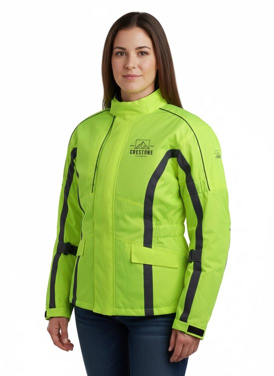 Femme portant une veste vert vif avec des accents gris et un logo CRESTONE sur la poitrine.
