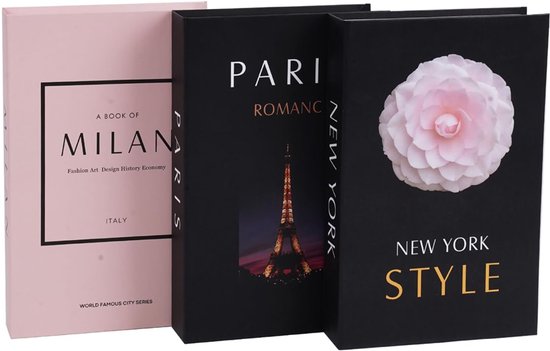 Trois livres décoratifs: rose avec "MILAN", noir avec la Tour Eiffel et noir avec une fleur.
