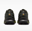 Achterkant van donkergroene Nike Air Max sneakers met gele details.