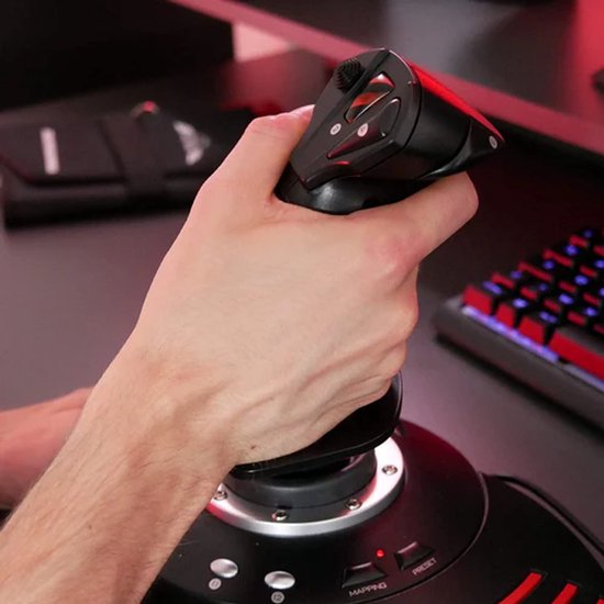 Hand houdt zwarte Thrustmaster flightstick vast met 'Mapping' en 'Preset' knoppen zichtbaar.