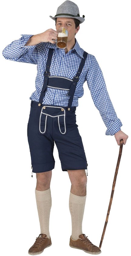 Man in blauw-wit geruit overhemd, donkerblauwe lederhose met bretels en hoed, drinkt bier.