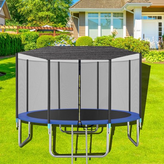 Trampoline met veiligheidsnet en luifel in een zonnige tuin.