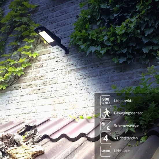 Zwarte solar wandlamp verlicht een bakstenen muur, met info over 900 lumen, bewegingssensor, schemersensor en 4 lichtstanden.