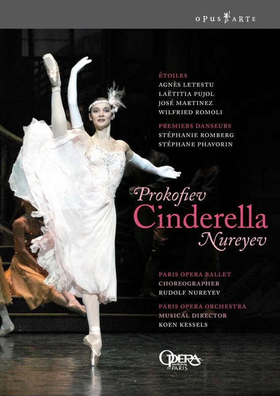 Balletdanseres in wit kostuum, met één been omhoog in een arabesque. Titel: Prokofiev Cinderella Nureyev. Namen van artiesten.