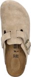 Een beige suède Birkenstock Boston muil, van bovenaf gezien met gesp.