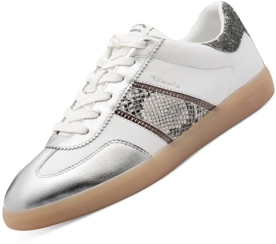 Witte dames sneaker met zilverkleurige details, slangenprint en glitter op de hiel.