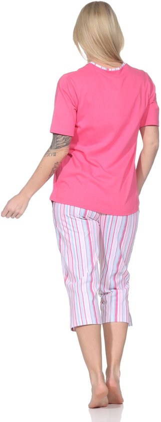 Roze pyjamatop met korte mouwen en de tekst 'Life is better in pyjamas'. Capri pyjamabroek met roze, witte en blauwe strepen, gezien vanaf de achterkant.