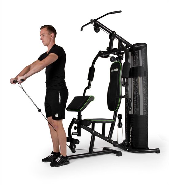 Man doet biceps curl aan zwart krachtstation met groene accenten.
