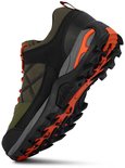 Chaussure de randonnée verte et noire avec des touches d'orange sur la semelle et les lacets. Vue de côté et du dessous.