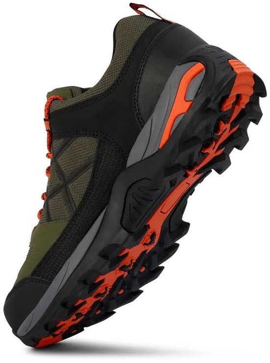 Chaussure de randonnée verte et noire avec des touches d'orange sur la semelle et les lacets. Vue de côté et du dessous.