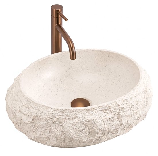 Lavabo beige à la texture brute avec robinet en laiton, isolé sur fond blanc.