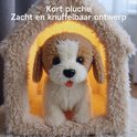 Schattige witte en bruine pluche hond kijkt uit een zacht, pluizig huisje. Tekst: 'Kort pluche, Zacht en knuffelbaar ontwerp'.