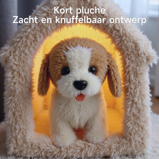 Schattige witte en bruine pluche hond kijkt uit een zacht, pluizig huisje. Tekst: 'Kort pluche, Zacht en knuffelbaar ontwerp'.