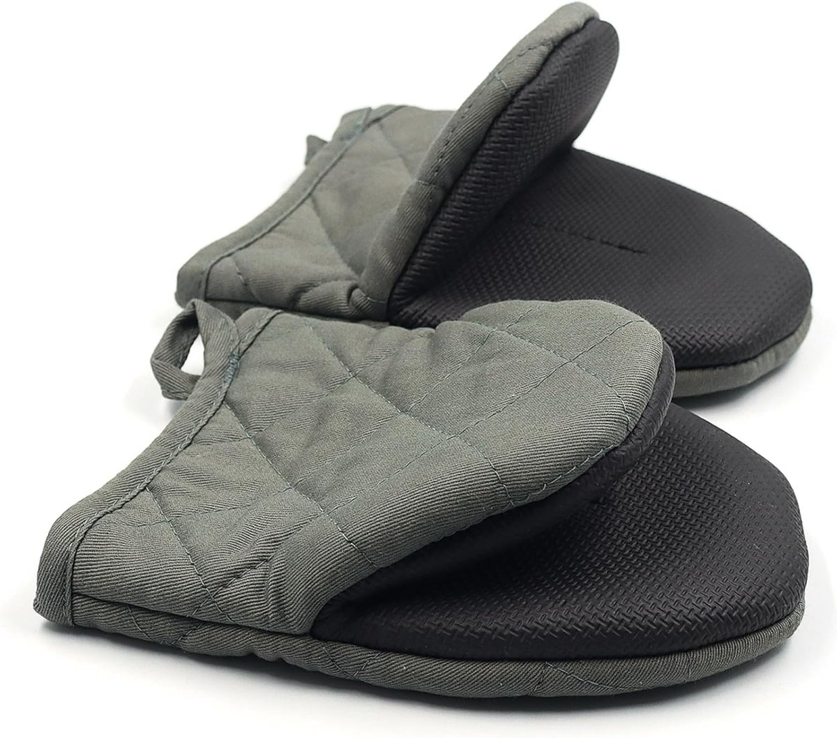 Een paar korte, hittebestendige siliconen handschoenen, bestand tegen temperaturen tot 500 graden Celsius, met een antislipoppervlak, een ophanglus, geschikt voor koken en gebruik in de magnetron, en machinewasbaar.