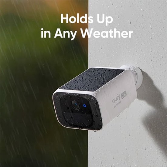 Witte camera met zwart zonnepaneel, besprenkeld met water. 'Holds Up in Any Weather'.