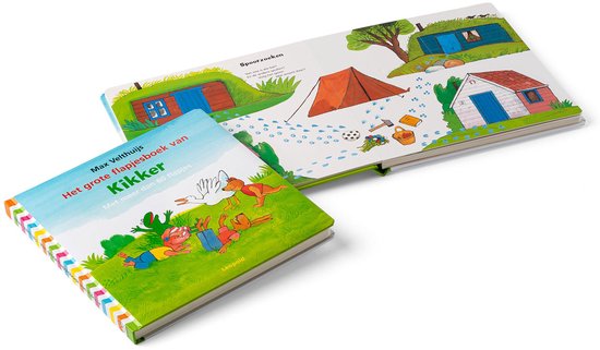 Open kinderboek met illustraties van Kikker en vriendjes. Een pagina toont tenten en voetafdrukken.