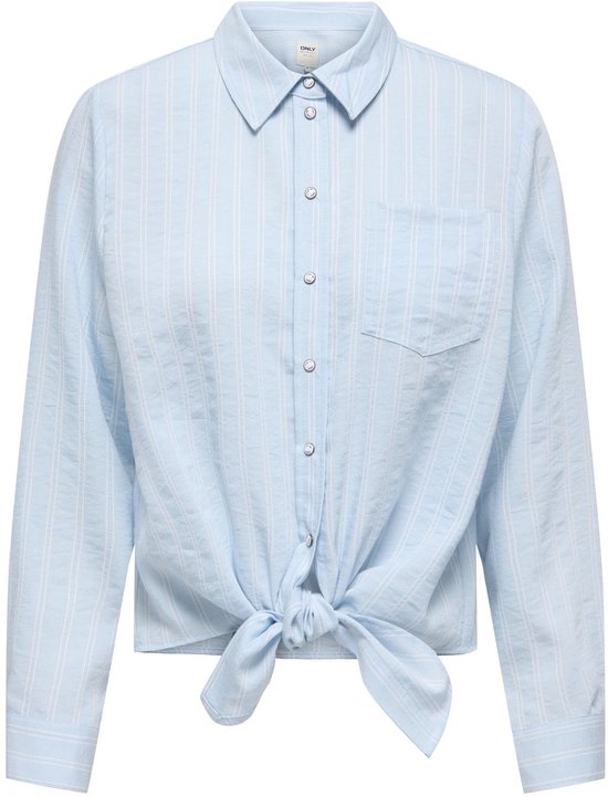 Chemise bleu clair à rayures verticales blanches, manches longues et boutons sur le devant, nouée.