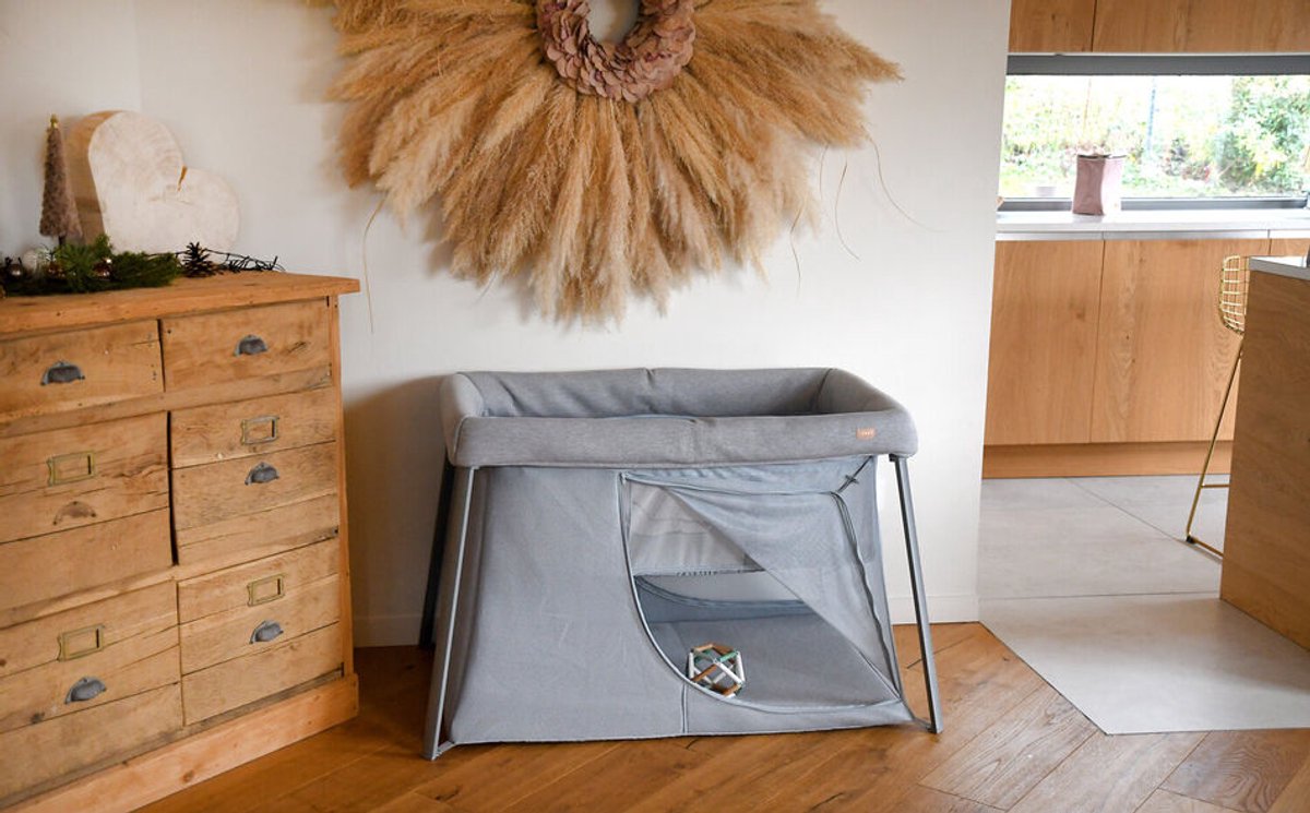 Béaba Eazy Sleep 3-in-1 Reisbed - Campingbedje, Wieg en Speelbox in Eén - Van de Geboorte tot 3 Jaar - Ademende Mesh Zijwanden en Zijopening met Rits - Inclusief 2 Matrassen en Transporttas - Lichtgewicht 6,8 kg - Grijs thumbnail 2