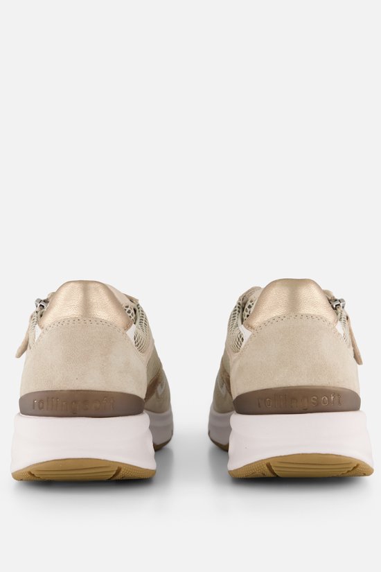 Achterkant van crème leren sneakers met beige suède, gouden details en logo.