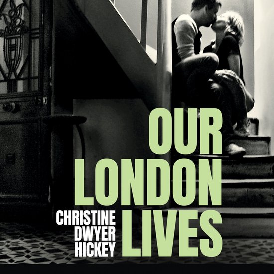 Boekomslag: 'Our London Lives' van Christine Dwyer Hickey. Paar kust op trap. Groene tekst.