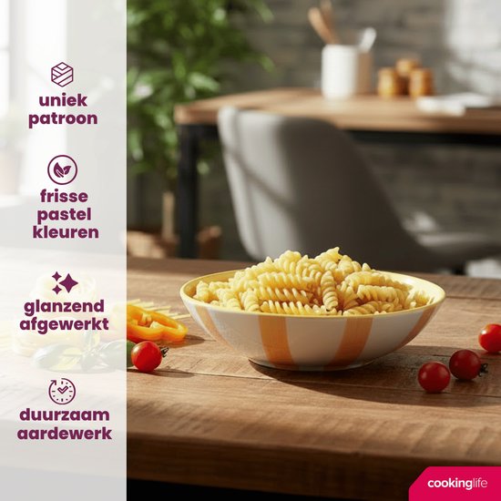 Een kom met oranje en gele strepen gevuld met pasta, op een houten tafel.