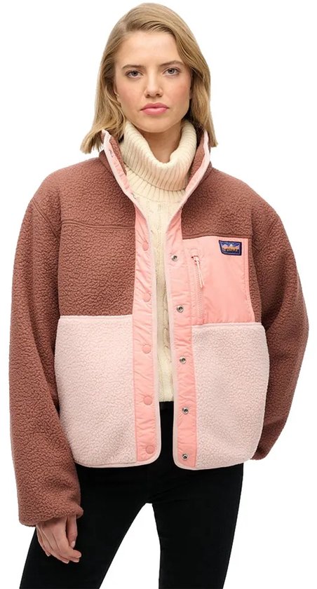 Model draagt bruine, roze en lichtroze fleece jas.