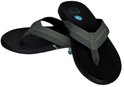 Twee donkerbruine Reef slippers met grijze banden met perforaties.
