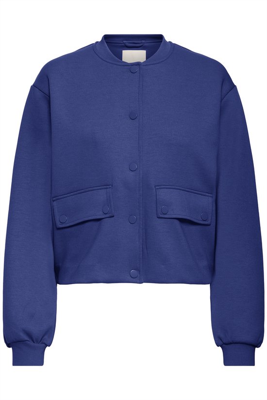 Blauwe bomberjack met drukknoopsluiting en twee klepzakken op de borst.