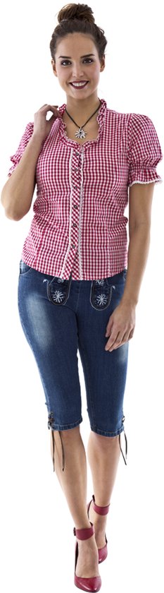 Model draagt een rood-wit geruite blouse met korte pofmouwen en een lederhosen. Een zilveren ketting met een ster.