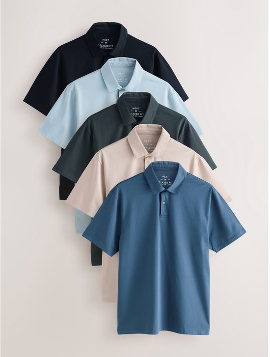 Vijf poloshirts in verschillende kleuren: blauw, lichtblauw, donkergrijs, beige en marineblauw.