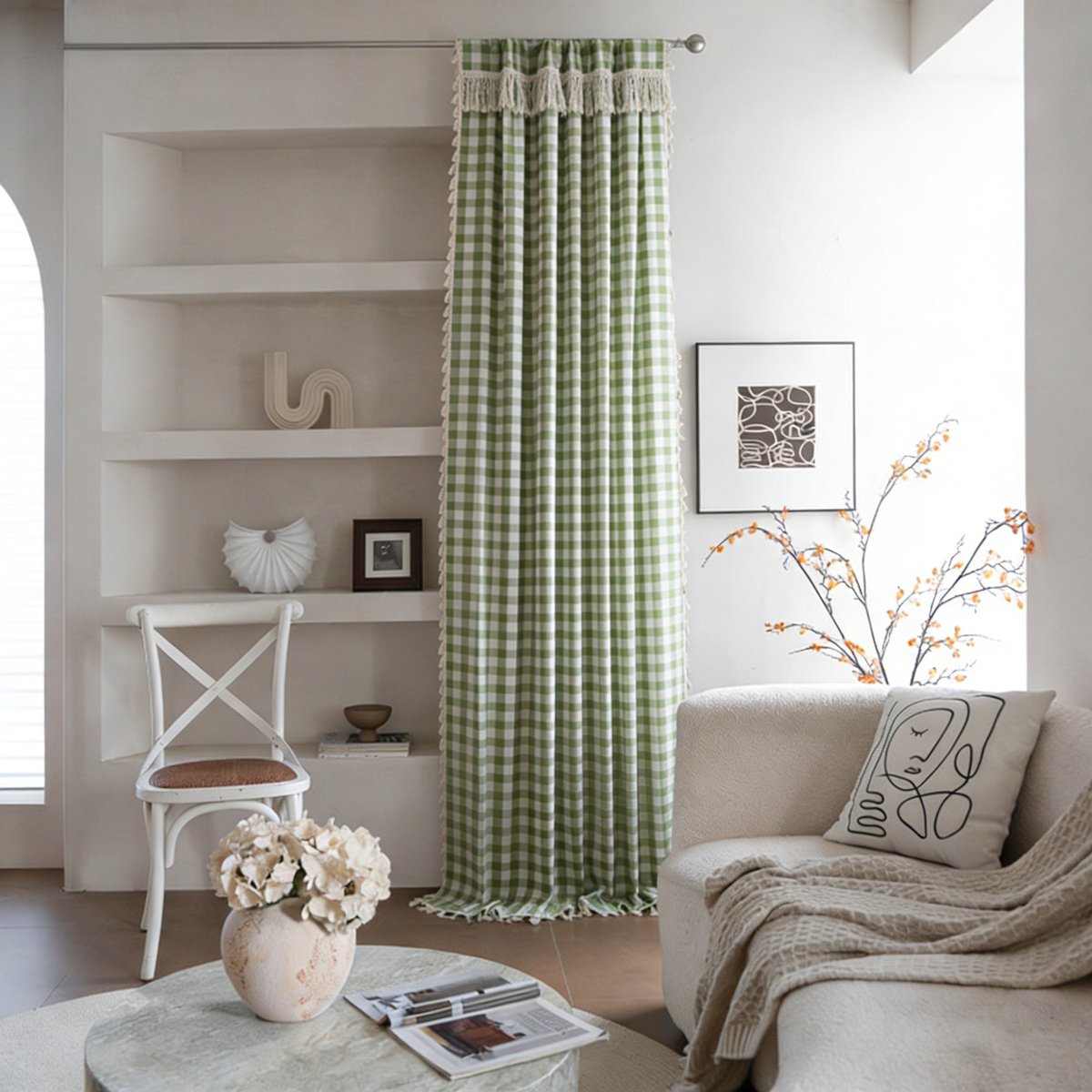 Floraweg: frisse, groen-wit geruite gordijnen van katoen-linnen met franjes aan de randen en halfverduisterende eigenschappen; kant-en-klare