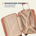 Open roestbruine koffer met ritssluiting, elastische banden en een mesh-vak.