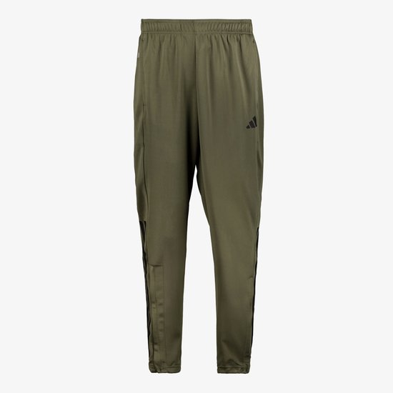 Olijfgroene joggingbroek met zwarte Adidas logo en strepen op de pijpen.
