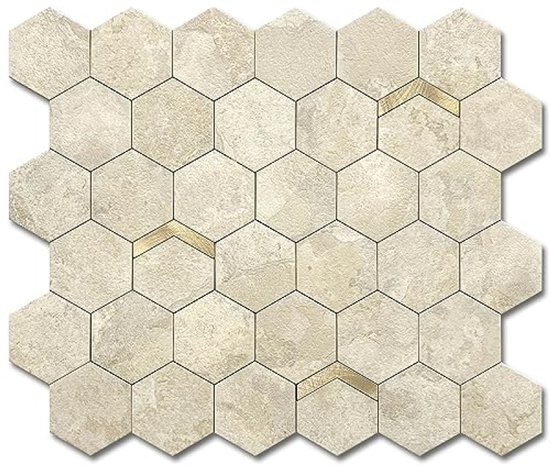Een reeks beige hexagonale wandtegels met een marmerlook en gouden accenten.