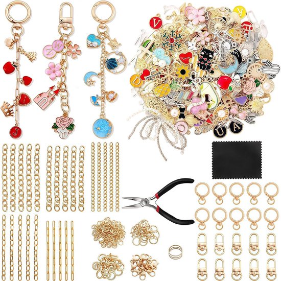 Een assortiment van 325 stuks voor het maken van sleutelhangers, met gouden kettingen, bedels, letters, parels en gereedschap.