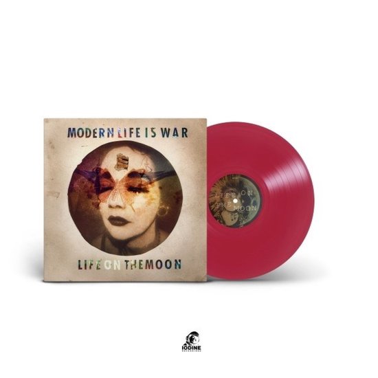 Disque vinyle rouge 'Life On The Moon' de Modern Life Is War, avec une pochette vieillie présentant un portrait et le disque vinyle rouge.