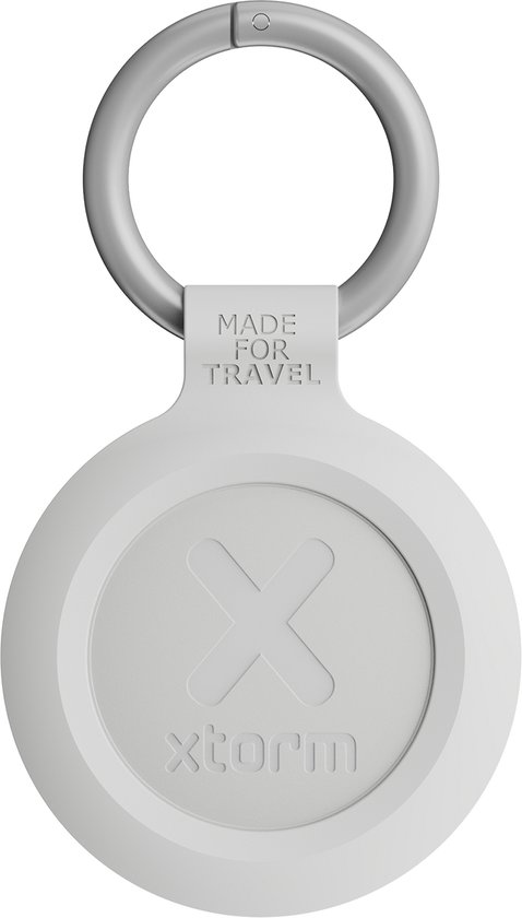 Een gedetailleerde foto van een witte, ronde tracker met een zilveren ring en de tekst 'MADE FOR TRAVEL'.