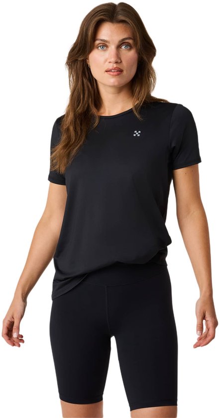 Vrouw in zwart X-trail sportshirt met klein logo op de borst en korte sportbroek.