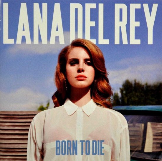 Lana Del Rey met rood haar, draagt een wit shirt, met de tekst 'Born to Die'.