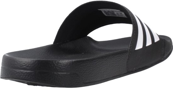 Tong Adidas noire avec trois bandes blanches, vue arrière.