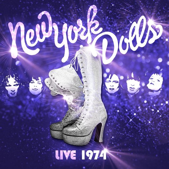 New York Dolls 'Live 1974' albumhoes met glitter laarzen en bandleden.