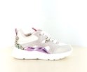 Lichtgrijze sneaker met witte veters, roze en paarse accenten en luipaardprint.
