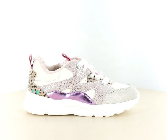 Lichtgrijze sneaker met witte veters, roze en paarse accenten en luipaardprint.