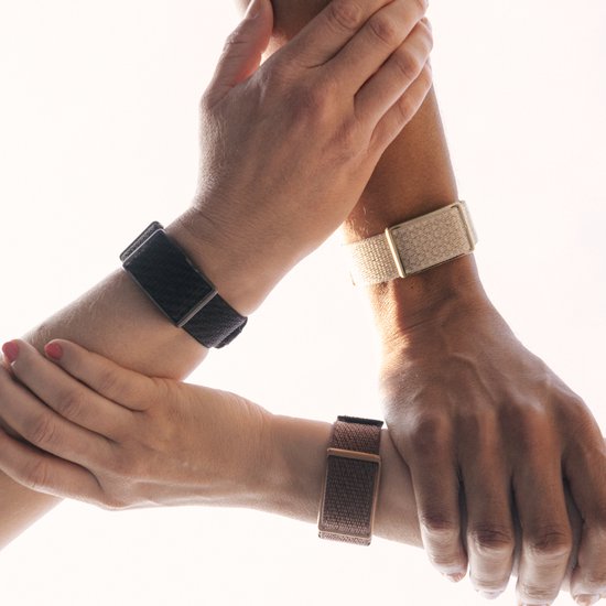 Drie personen die hun polsen in elkaar haken, met verschillende Polar Loop bandjes: zwart, beige en bruin.